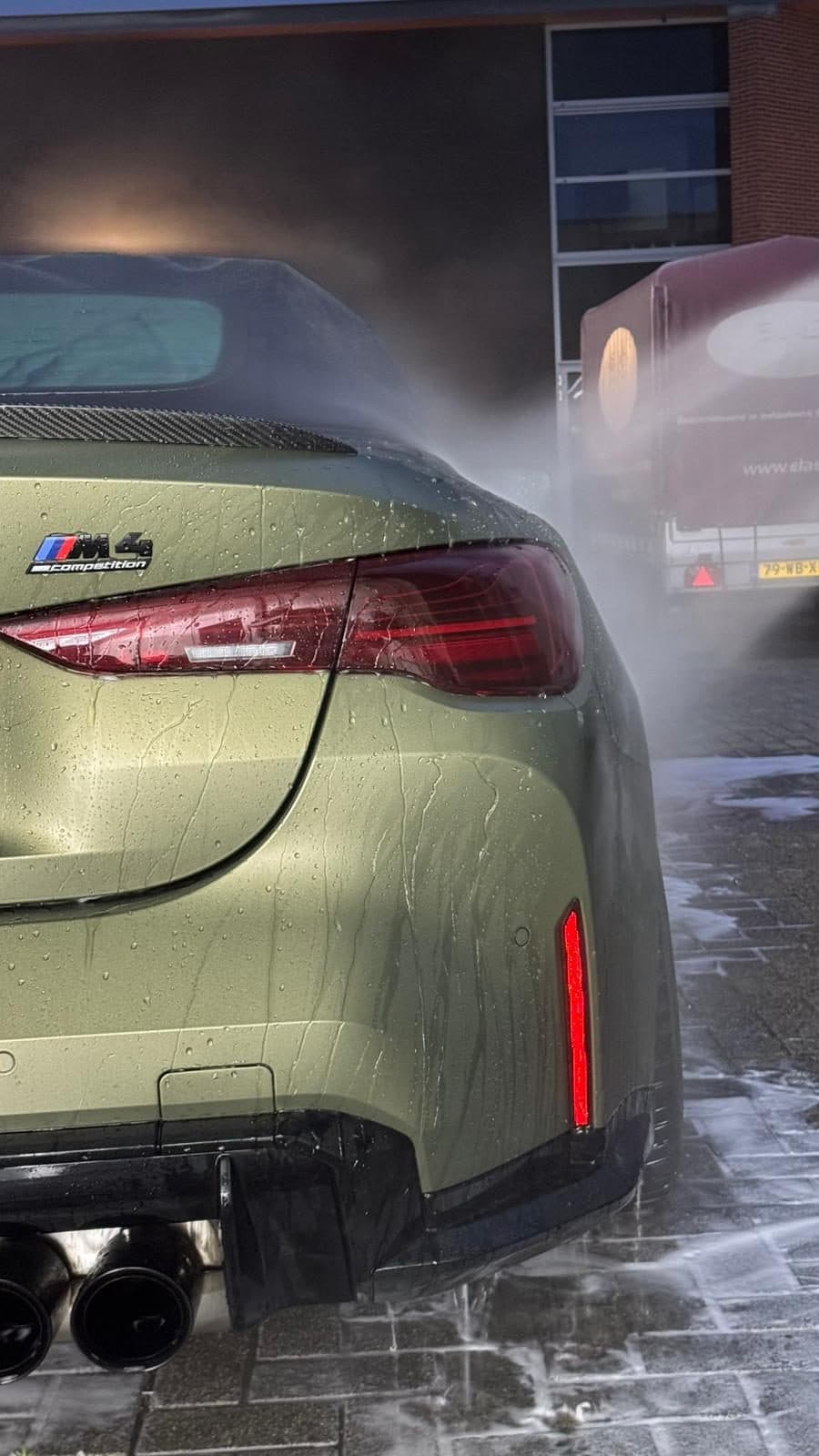 BMW M4 wordt met de hogedrukreiniger voorgewassen bij Spits Car Detailing