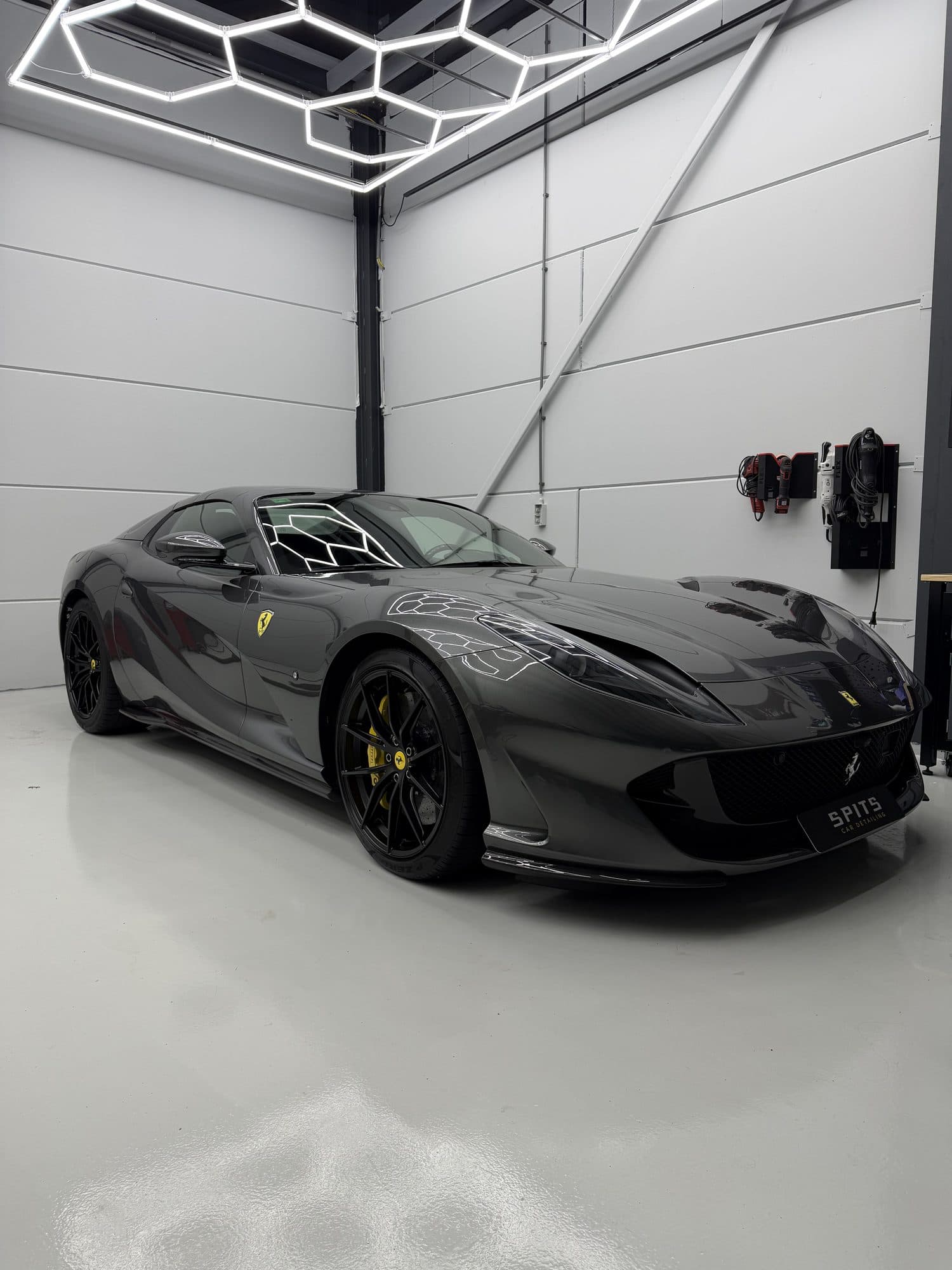 Grijze Ferrari 812 GTS in de studio van Spits Car Detailing