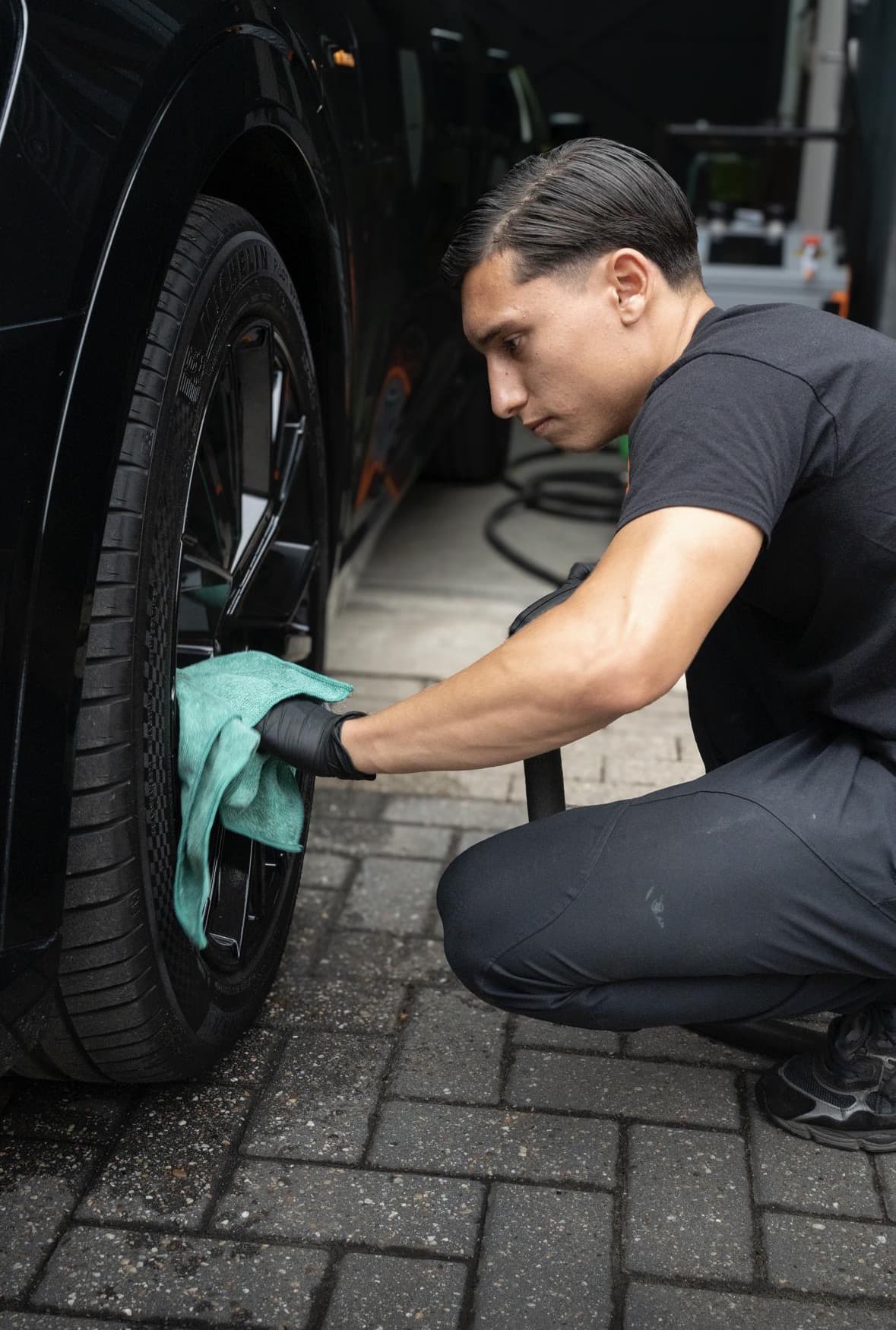 Roano Millan, oprichter van Spits Car Detailing, aan het werk