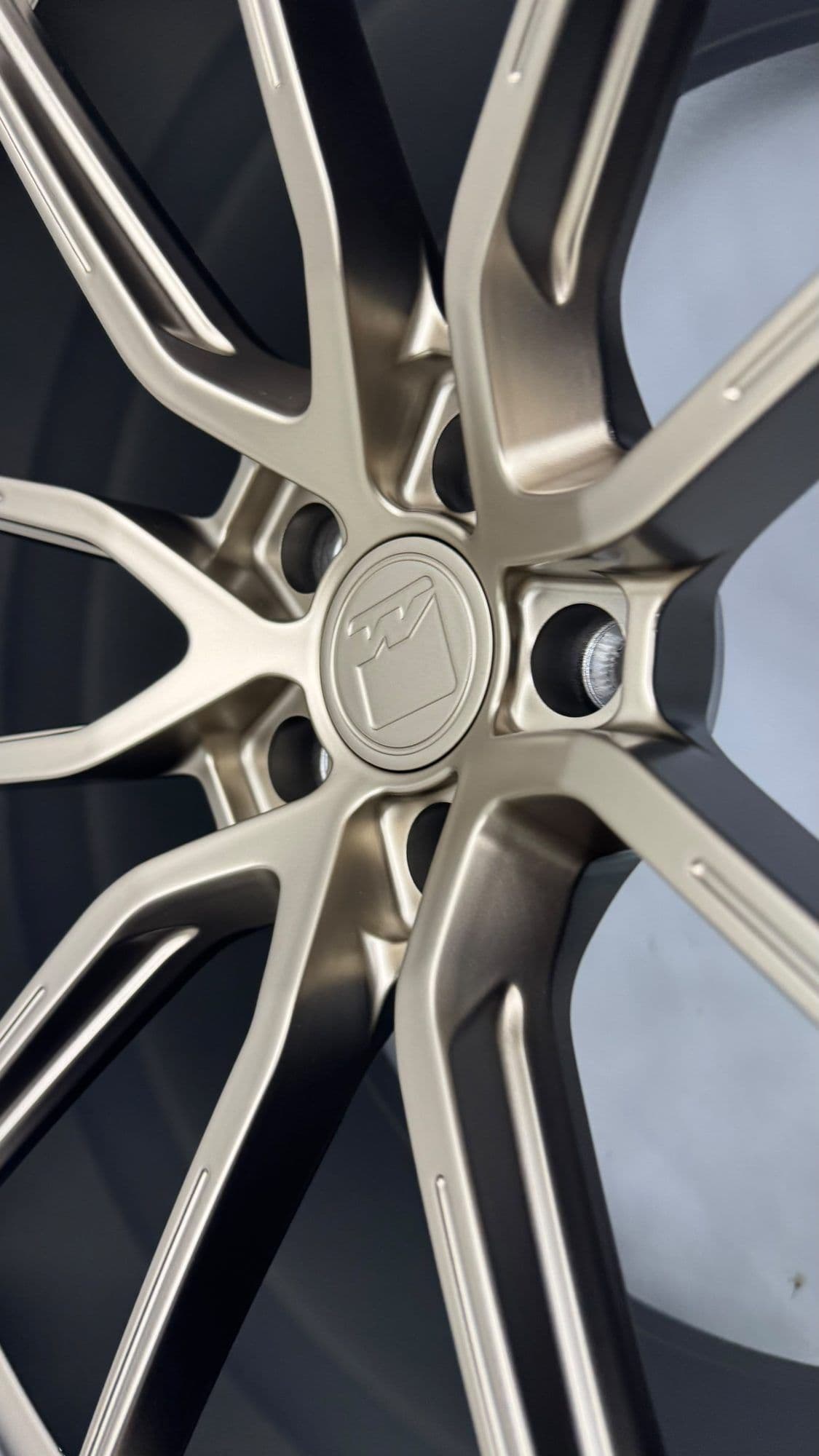Close-up van een bronzen velg van de BMW M4 na reiniging