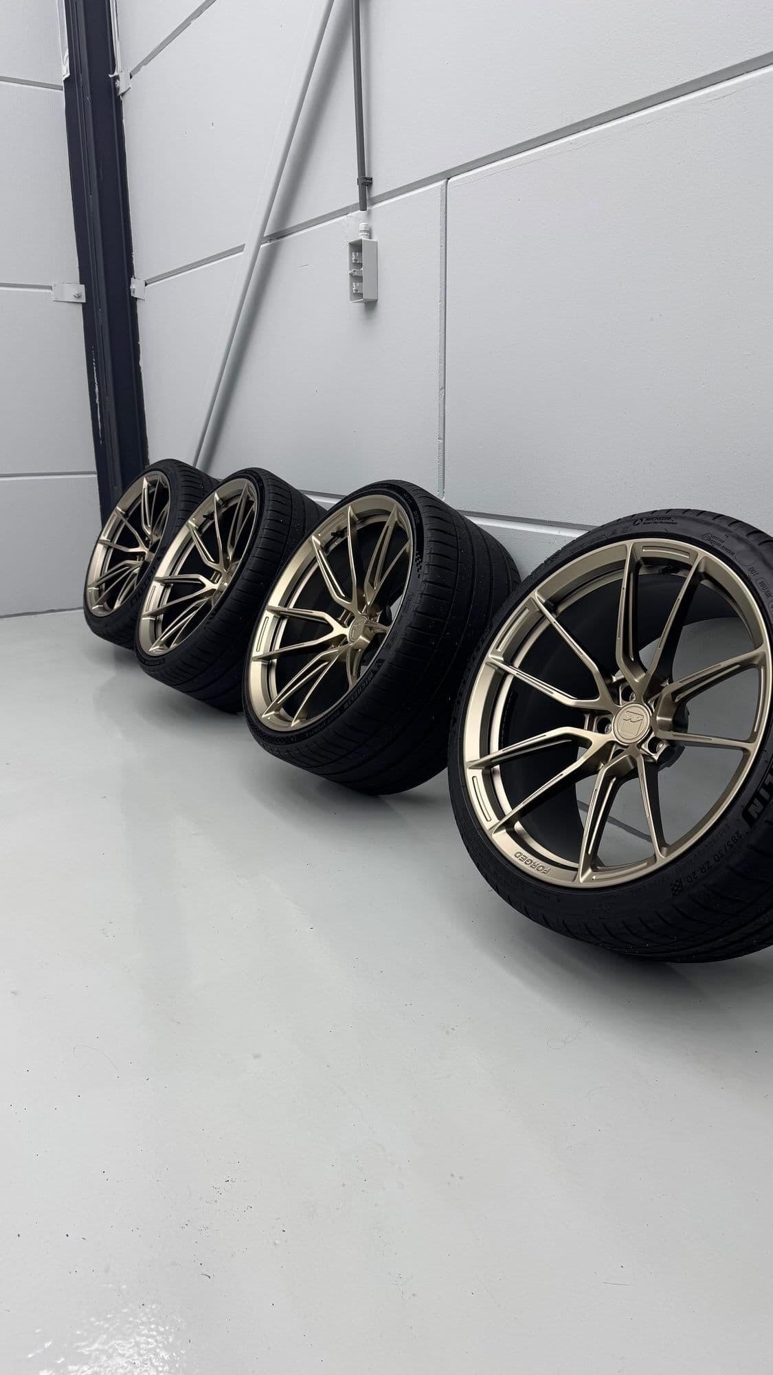 De vier bronzen velgen los van de auto, apart gereinigd