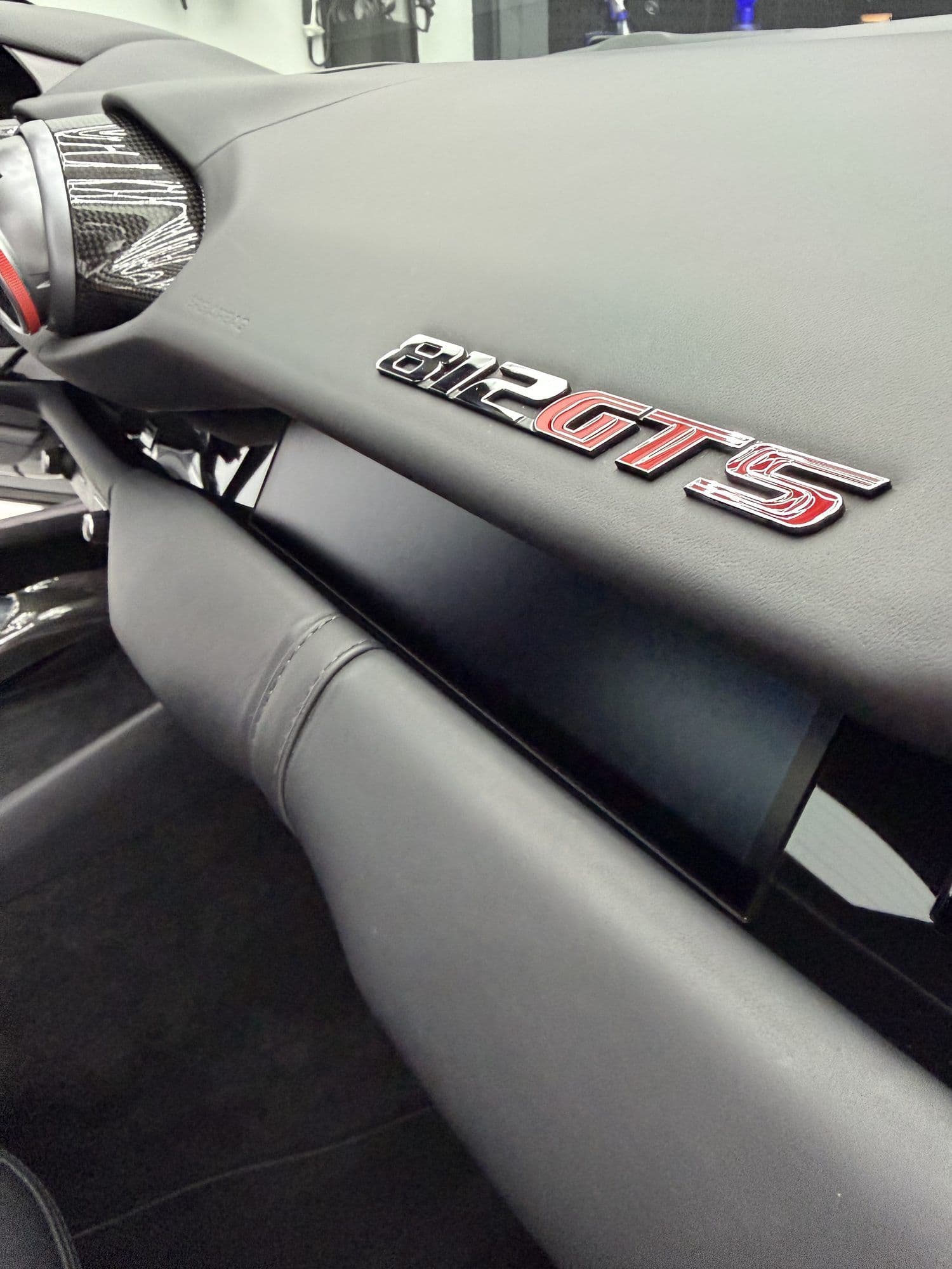 812 GTS-badge op het dashboard, leer en carbon na interieurdetailing