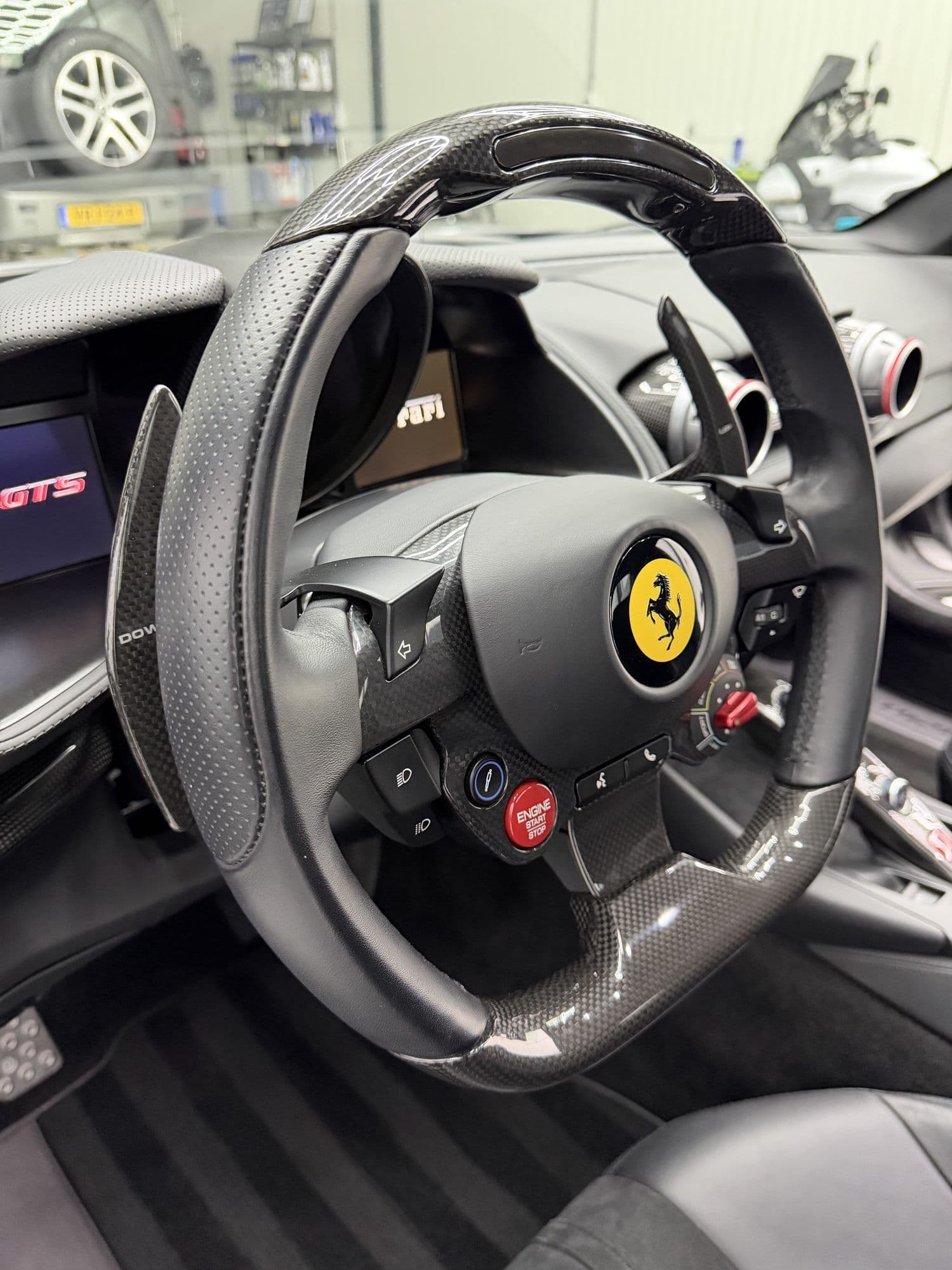 Close-up van het stuur van de Ferrari 812 GTS