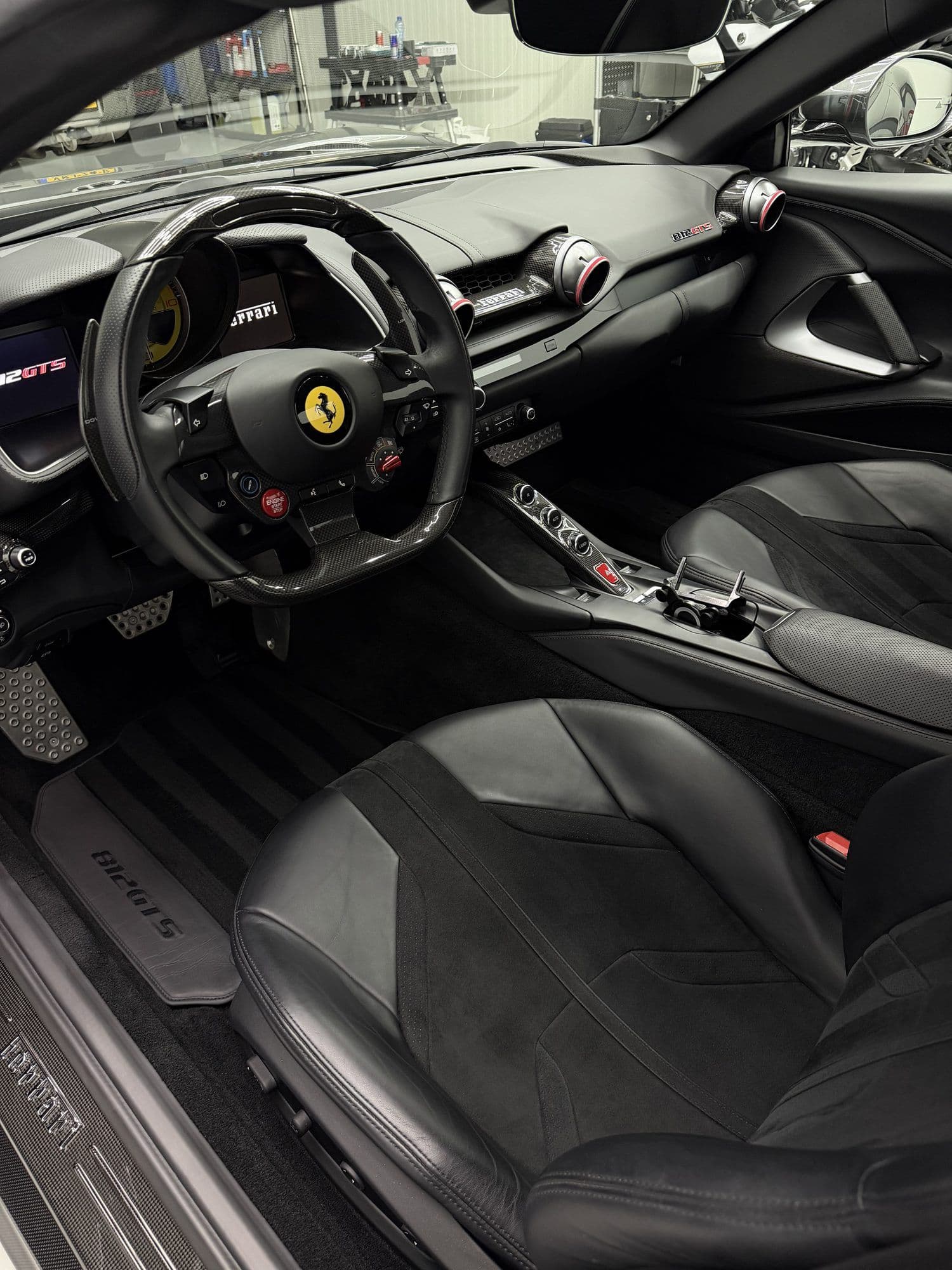 Carbon stuur en interieur van de Ferrari 812 GTS