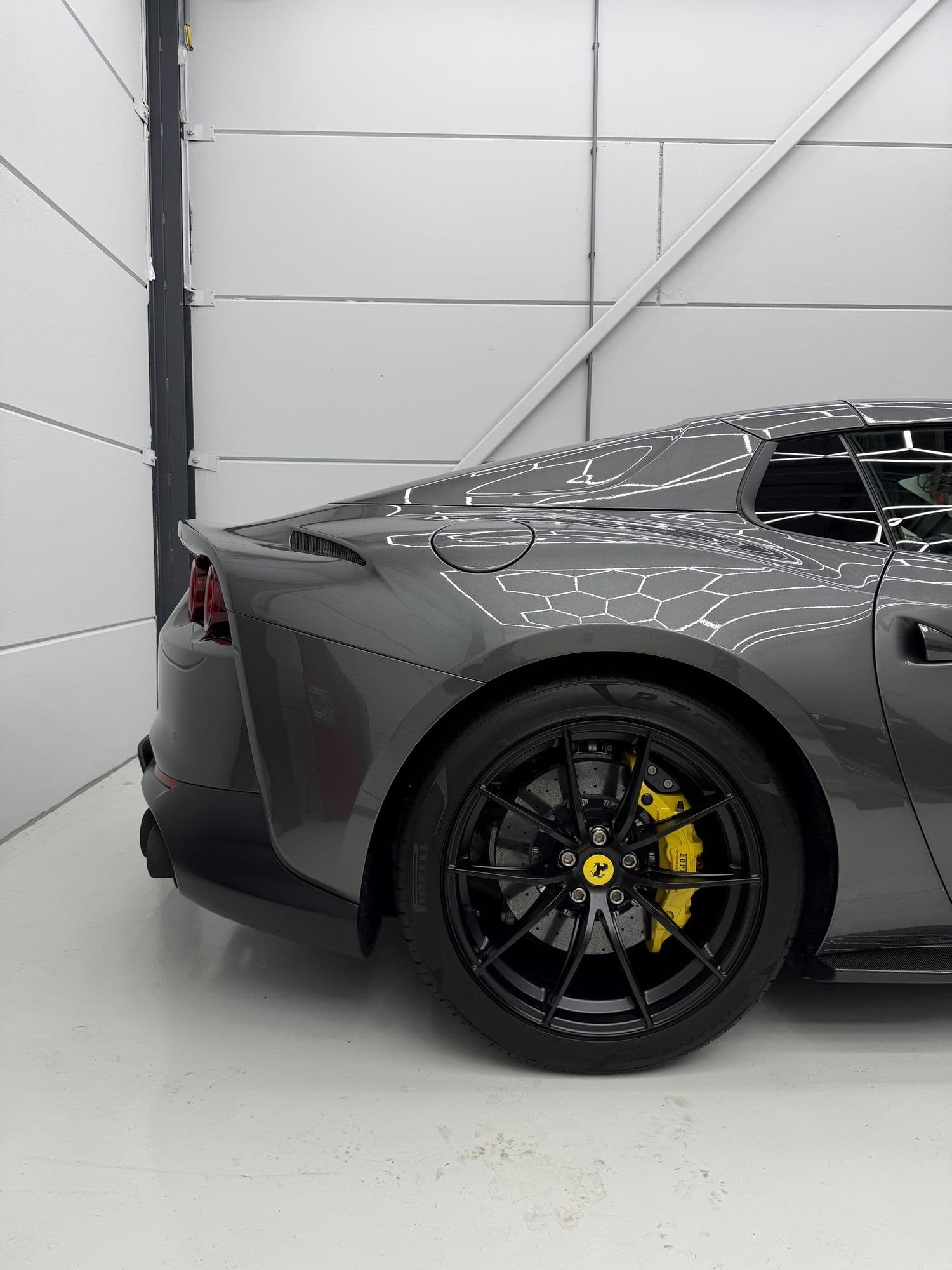 Zwarte velg en gele remklauw van de Ferrari 812 GTS na reiniging