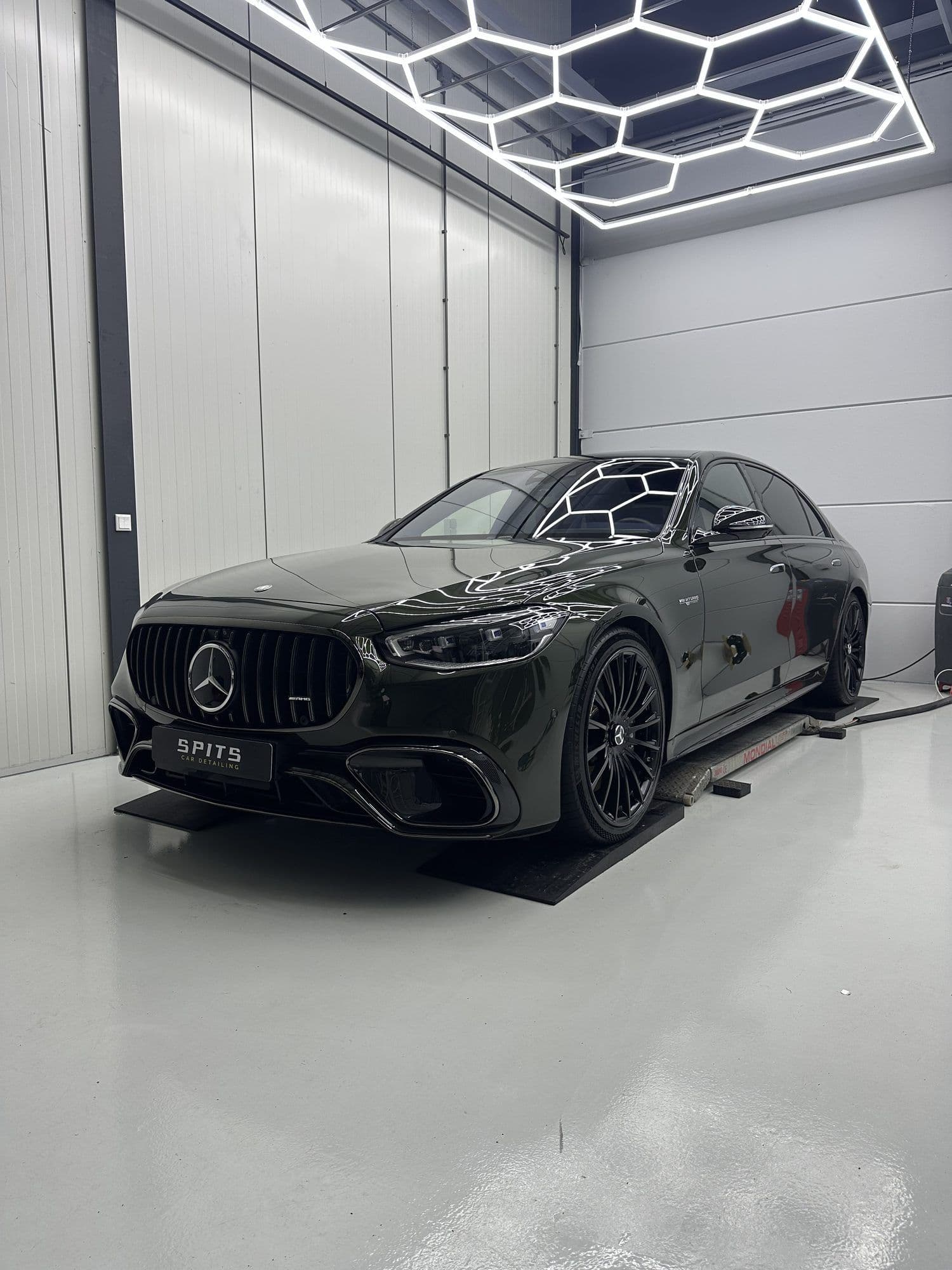 Donkergroene Mercedes-AMG S 63 E Performance in de studio van Spits Car Detailing