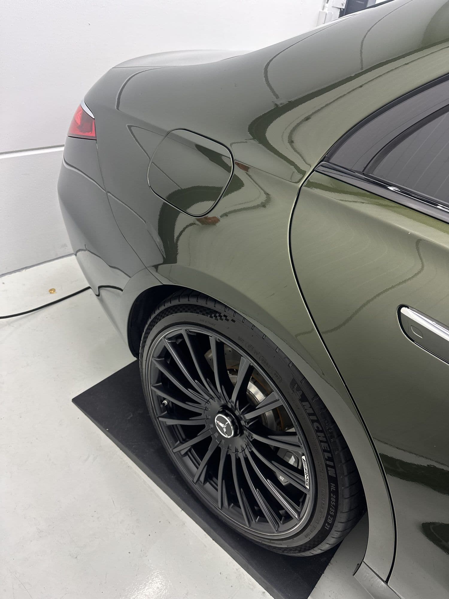 Achterwiel en flank van de donkergroene Mercedes-AMG S 63