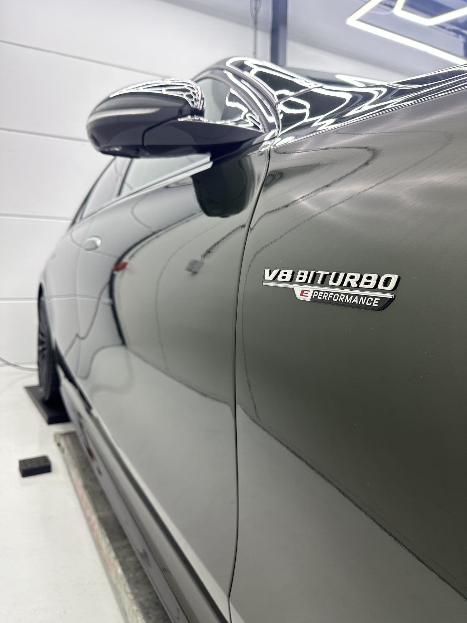 V8 Biturbo E Performance-badge op het donkergroene voorscherm van de S 63