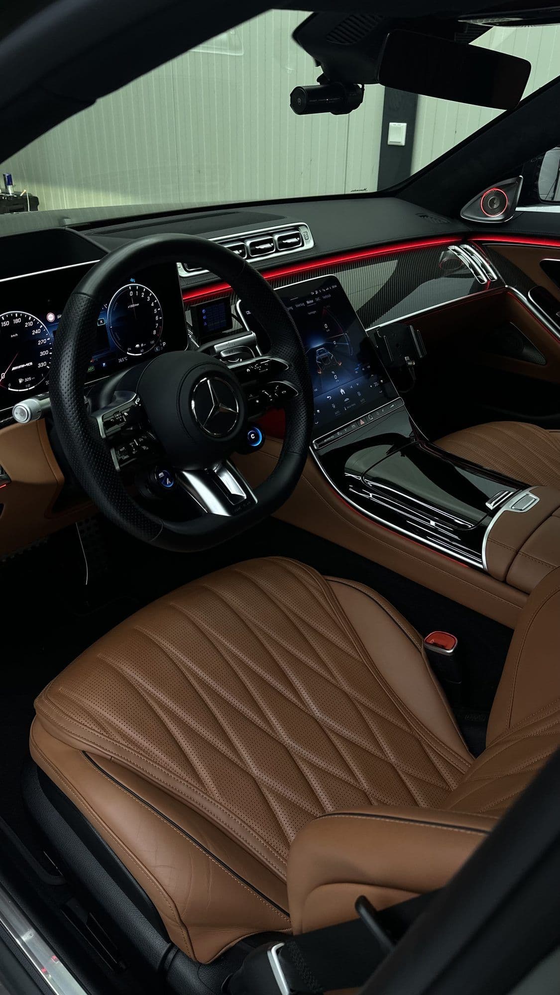 Bruin leren interieur en stuur van de Mercedes-AMG S 63 na interieurdetailing
