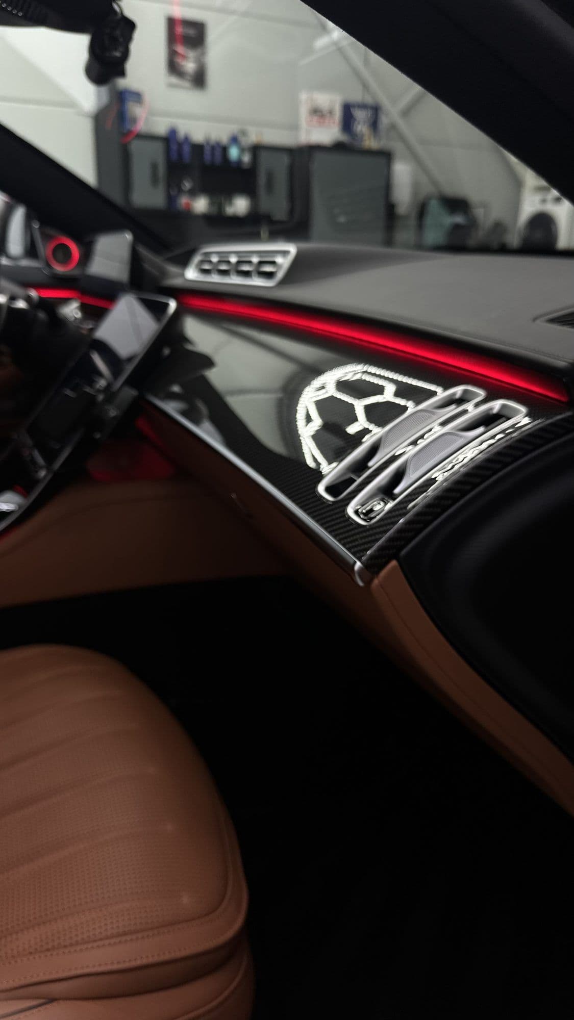 Dashboard en portier van de Mercedes-AMG S 63 na reiniging