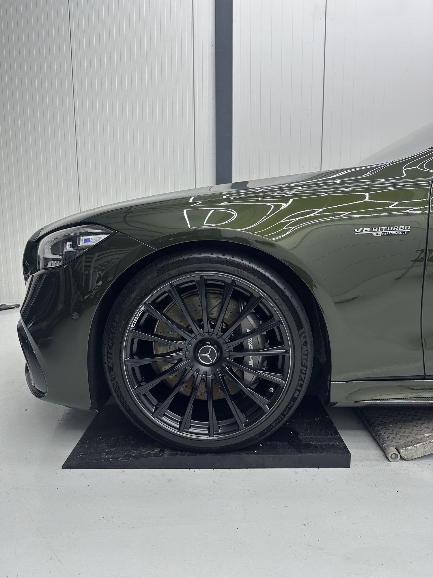 Zwarte AMG-velg van de Mercedes-AMG S 63 na reiniging